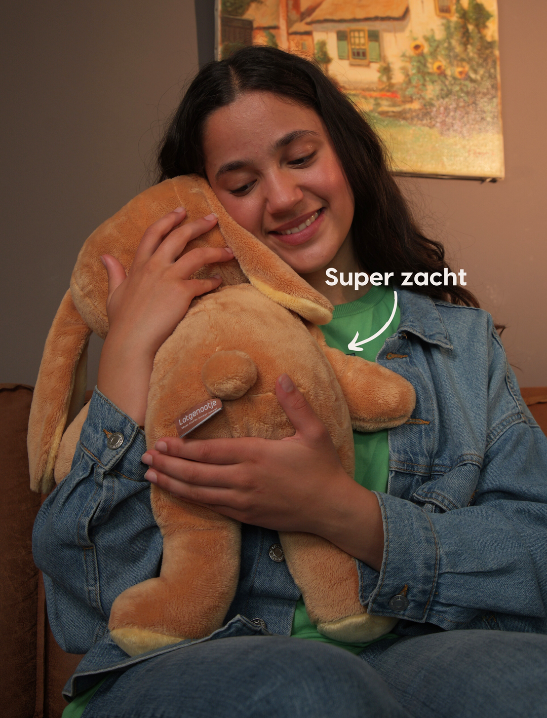 Meisje knuffelend met Lotgenootje verzwaringsknuffel konijn, super zacht